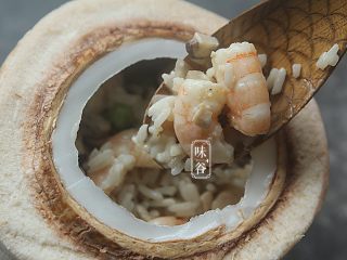 椰子海鲜芝士焗饭,把炒好的饭装入椰青内；