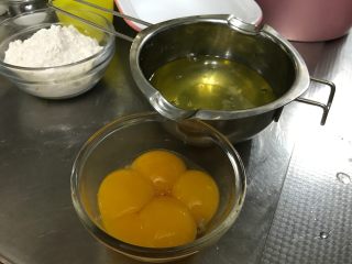肉松海苔咸戚风蛋糕,鸡蛋分离蛋清蛋黄，其中蛋清放入冰箱冷冻大约5-10分钟