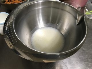 肉松海苔咸戚风蛋糕,用蛋抽均匀搅拌至乳化，就是水和油充分相融。我大约搅拌了2-3分钟