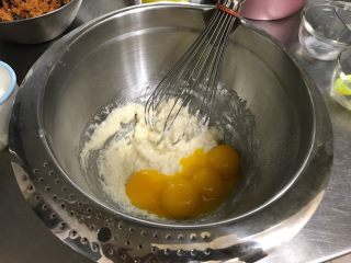 肉松海苔咸戚风蛋糕,倒入所有的蛋黄后，搅拌至细腻均匀
