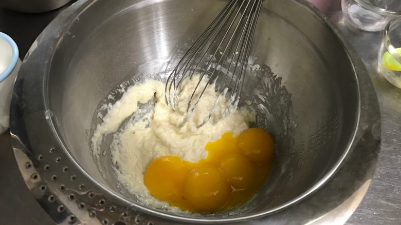肉松海苔咸戚风蛋糕,倒入所有的蛋黄后，搅拌至细腻均匀

