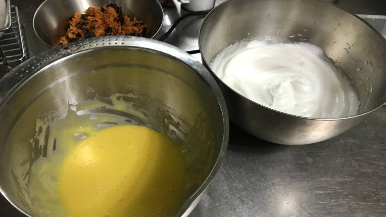 肉松海苔咸戚风蛋糕,现在就可以准备混合蛋白霜和蛋黄糊了