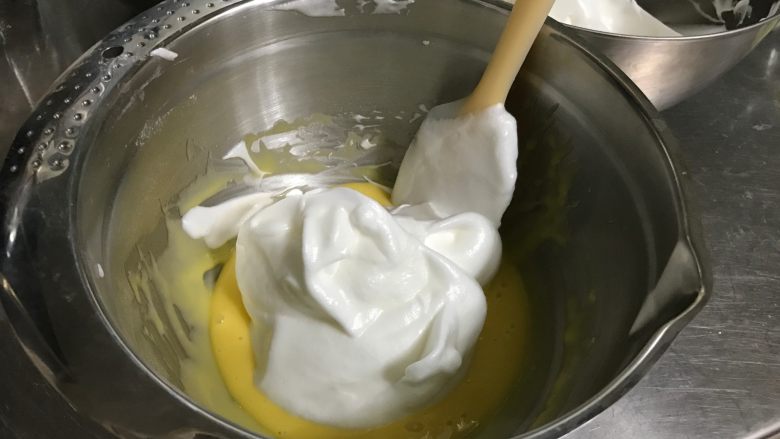 肉松海苔咸戚风蛋糕,蛋白霜取三分之一倒入蛋黄糊中