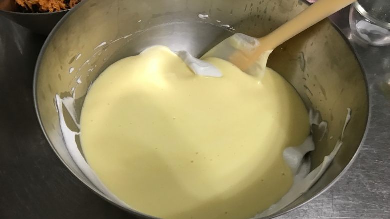 肉松海苔咸戚风蛋糕,翻拌均匀，再将所有的蛋黄糊都倒回蛋白霜中