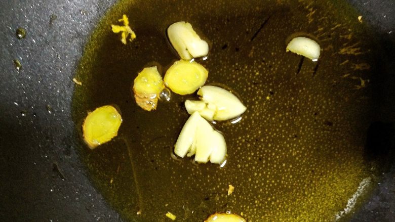 清炒奶浆菌,油温150度时，下入姜和大蒜。把大蒜炒出香味来。