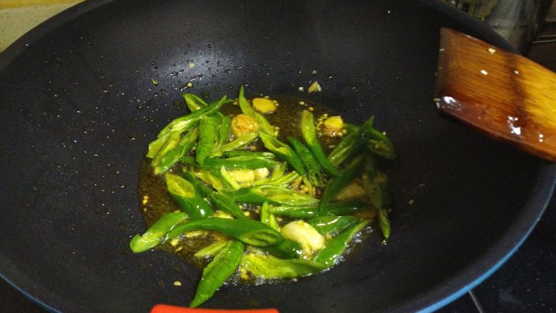 清炒奶浆菌,在下放青椒，但青椒不用炒熟。5成熟就可以了。