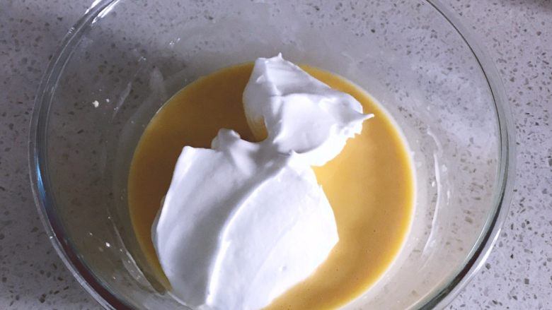 日式棉花蛋糕,取三分之一带白霜到蛋黄糊中