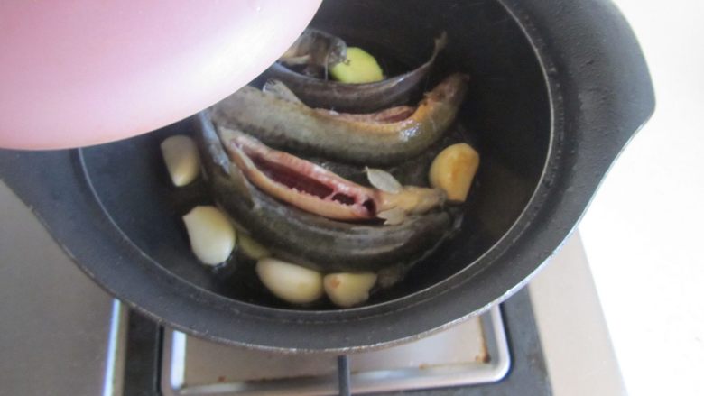 青豆泥鳅汤,记得马上要加盖哟，因为泥鳅会在里面翻动厉害，这样能防止油溅到身上；待听到里面完全无翻动的声音后就可揭开盖，