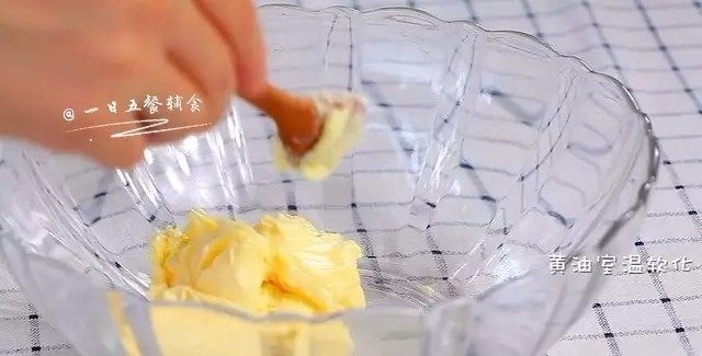 卡通饼干,用打蛋器低速将黄油打发成羽毛状。
