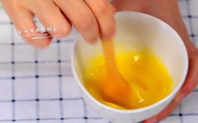 卡通饼干,小贴士：油水分离就是鸡蛋加入黄油中后，出现水状。那么这样的形态，做出来的饼干也是没有口感的。怎么样来避免油水分离呢？要求鸡蛋要回到室温