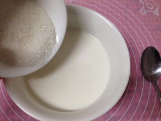 焦糖布丁,细砂糖倒入牛奶中搅匀使砂糖融化