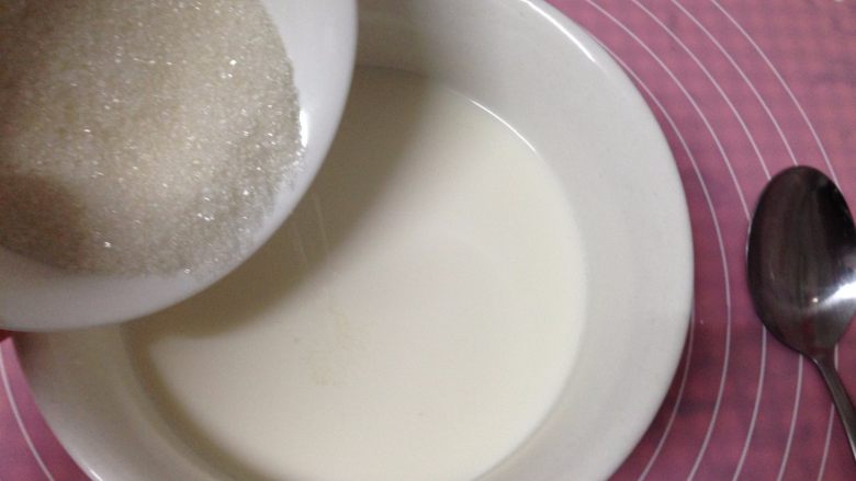 焦糖布丁,细砂糖倒入牛奶中搅匀使砂糖融化