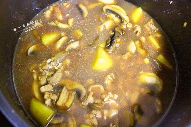 土豆蘑菇鸡肉饭, 米洗净入电饭锅，加高出米饭一指节的水量，炒好的菜连汁一起倒进去。
