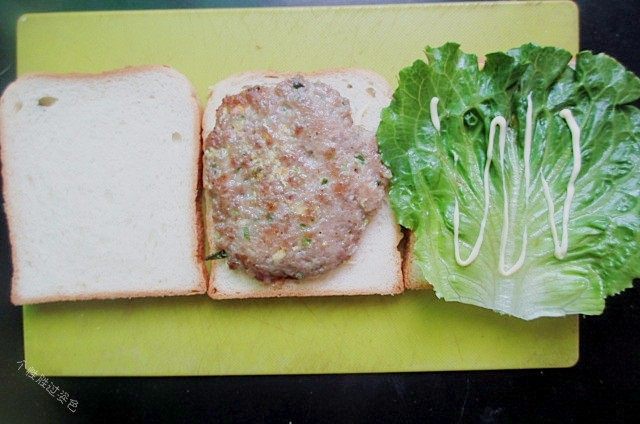 三明治下午茶,在煎蛋上在盖上一片生菜，挤上沙拉酱