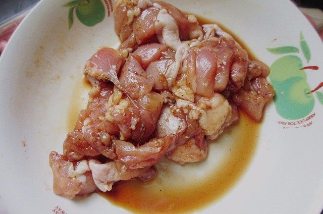咖喱鸡腿饭,将鸡腿剔骨，把鸡肉切成小块，用黑胡椒粉和少许料酒腌制十分钟