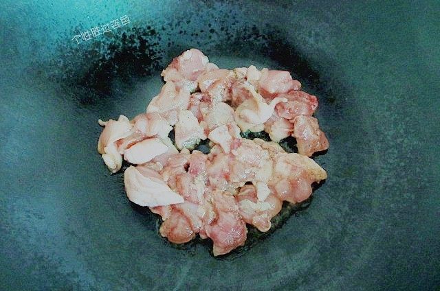 咖喱鸡腿饭,准备好一口干净的锅，热锅放入适量的食用油，倒入切小块的鸡腿肉
