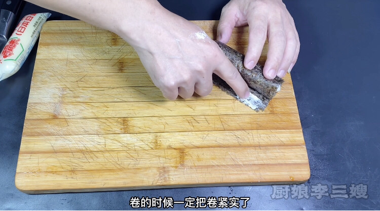 外焦里嫩的海苔豆腐卷儿制作方法,粘上面糊把口封住