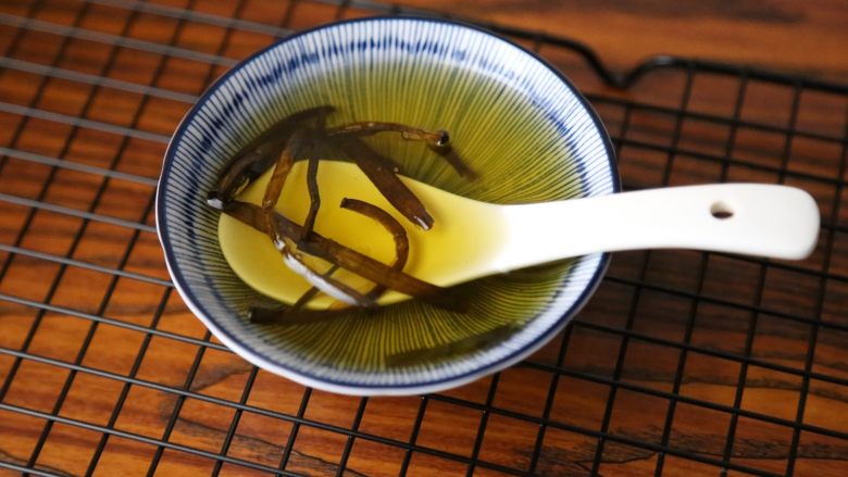 用香水的制作方法熬一碗葱油,等待葱油放凉。
