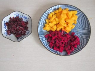 自制炒酸奶,将芒果、火龙果、蔓越莓切成小粒。