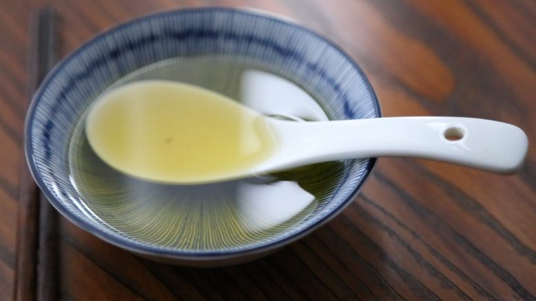 用香水的制作方法熬一碗葱油,用油沥过滤掉枯焦的葱叶，装罐密封保存，可以用很久。
