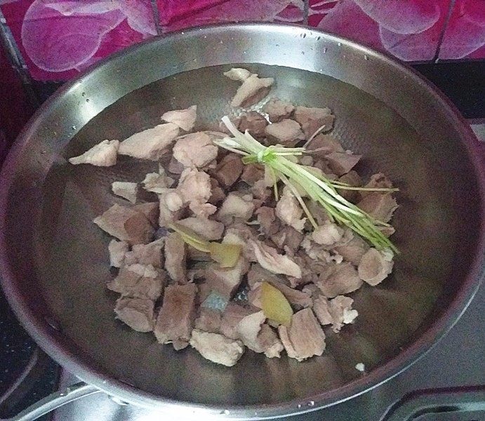 番茄羊肉汤,锅中放入羊肉、葱姜和清水，加盖大火