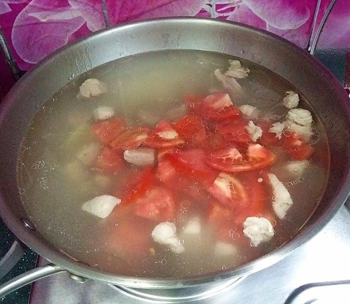 番茄羊肉汤,待羊肉炖至8成熟烂时放入番茄
