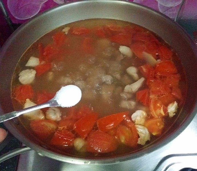 番茄羊肉汤,等番茄浮起汤汁渐浓时放食盐调味