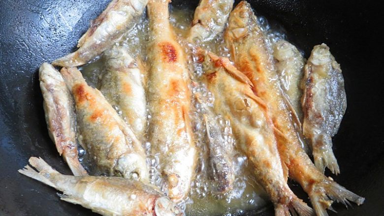 杂鱼锅贴,热锅注入油，烧至7分热放入小鱼煎至两面金黄