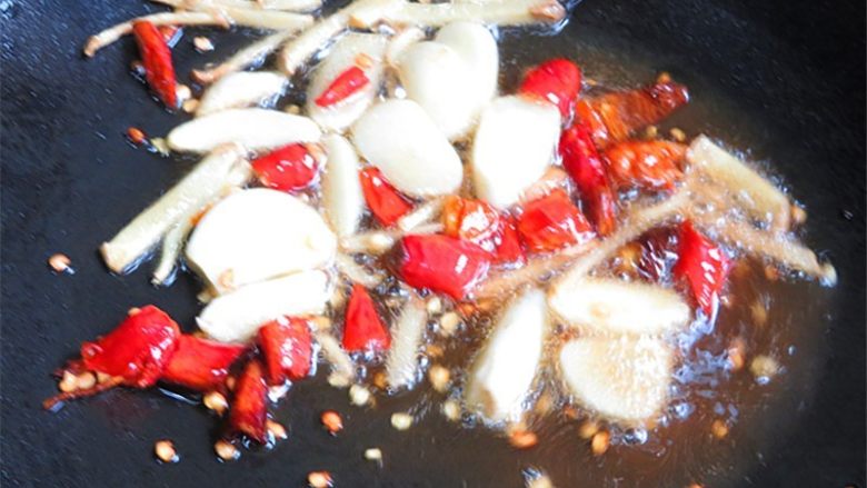杂鱼锅贴,另起一锅，注入油，倒入姜蒜、辣椒，炸出香味即可