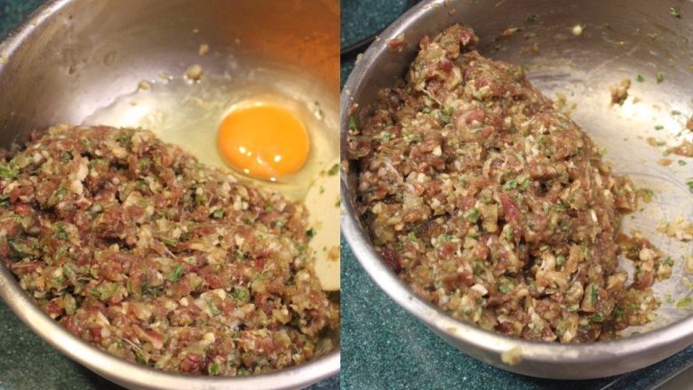 串烧羊肉卷（巴基斯坦风）,从调理机中取出羊肉肉，加入蛋，并搅拌直至均匀混合。加蛋可以帮助肉泥黏合的更好。