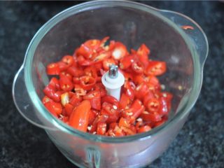 自制剁辣椒,一般都是直接用菜刀剁碎，为了省事，我采用料理机操作，将辣椒段放入料理机