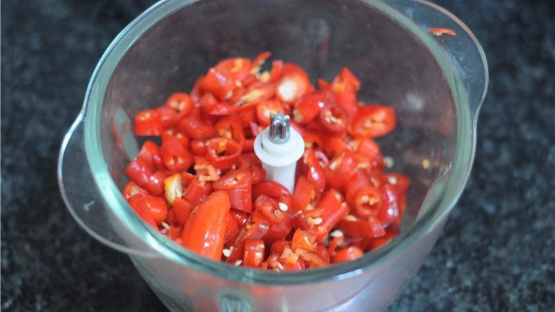 自制剁辣椒,一般都是直接用菜刀剁碎，为了省事，我采用料理机操作，将辣椒段放入料理机