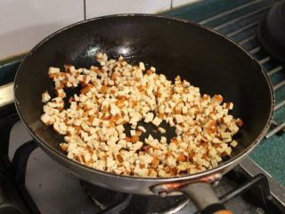 萝卜叶雪里红,起油锅，将豆干炒香后盛出备用。