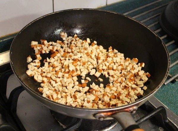 萝卜叶雪里红,起油锅，将豆干炒香后盛出备用。