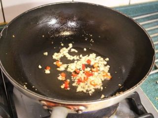 萝卜叶雪里红,同一锅加入一些油，先爆香辣椒和大蒜末。