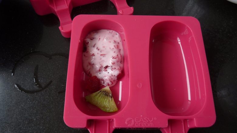 维果C酸奶冰棍,倒入调色的酸奶