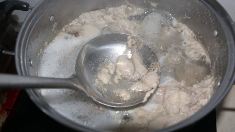 酱香排骨焖饭,水开后，用勺子轻轻撇去浮沫。