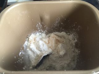 抹茶酥,把水油皮的材料放入面包机桶里和面