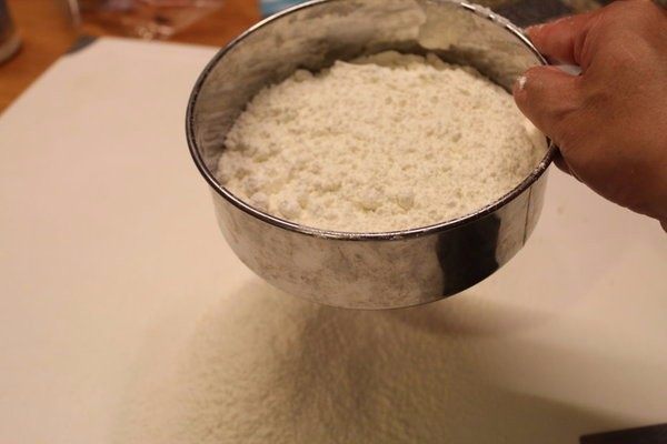 派皮自己动手做,面粉量好后入冰箱冷藏一下，让整体温度低一点会更好。（不要也可以）
将面粉和盐过筛在工作台或揉面板上。
