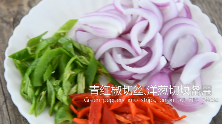 干煸土豆条——超级快手版问世,青红椒切丝、洋葱切块备用