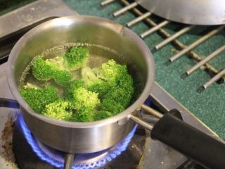 法式咸派 QUICHE,花椰菜事先用盐水烫煮1分钟，这样可以定色，也大约半熟。
