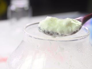 酸奶水果杯,将加入酸奶的牛奶放入发酵机发酵10个小时（如果室温本来就高的话一般5-6小时就差不多啦）牛奶变浓稠，有淡淡酸奶味，酸奶就成功啦

