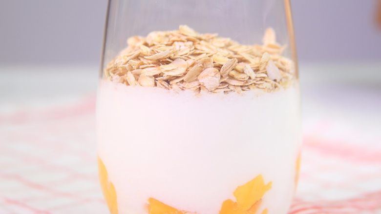 酸奶水果杯,倒入酸奶，在酸奶上撒上燕麦，再倒上适量酸奶