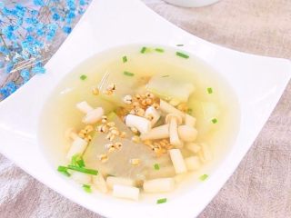 海鲜菇冬瓜薏米汤,热的没胃口，啥都不想吃的时候，却能喝2碗汤。
