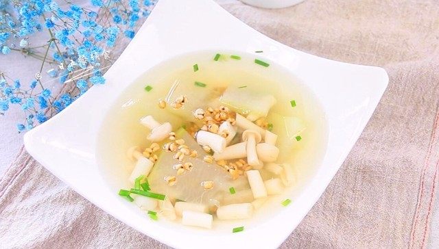 海鲜菇冬瓜薏米汤,热的没胃口，啥都不想吃的时候，却能喝2碗汤。