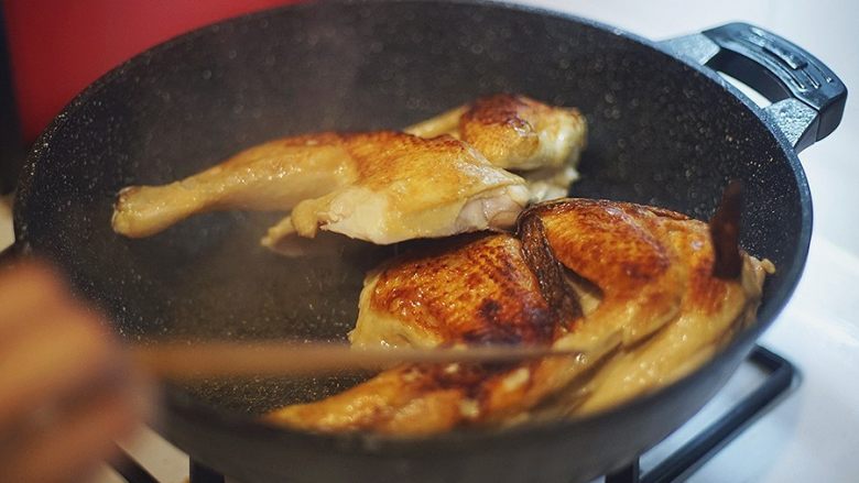 家常豉油鸡.先煎后煮版,煎至表面金黄了，锅里丢几段葱白，把鸡翻过身来煎另一侧。你如果喜欢吃嫩一点的鸡皮，那就别煎脆了，过一下油就好。