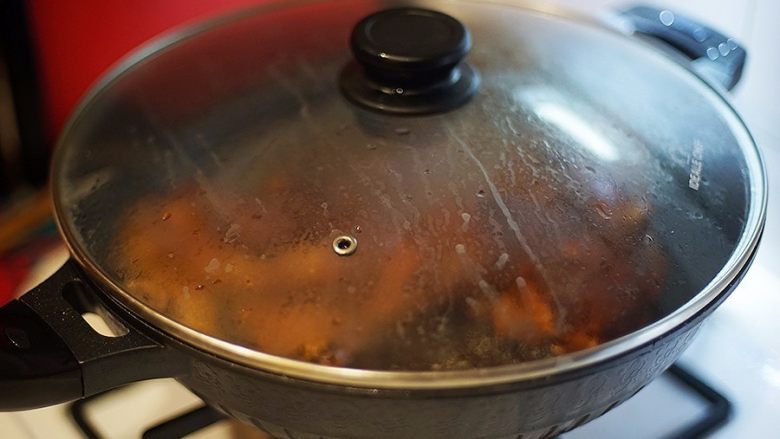 家常豉油鸡.先煎后煮版,准备关火前一分钟，在锅里再加15克<a style='color:red;display:inline-block;' href='/shicai/ 788'>生抽</a>提鲜和增加咸度。然后关火，把鸡皮的一侧朝下，继续在汤汁里浸泡15-20分钟入味。