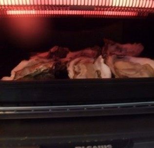 蒜蓉烤生蚝,放进预热好的烤箱，200°烤5分钟