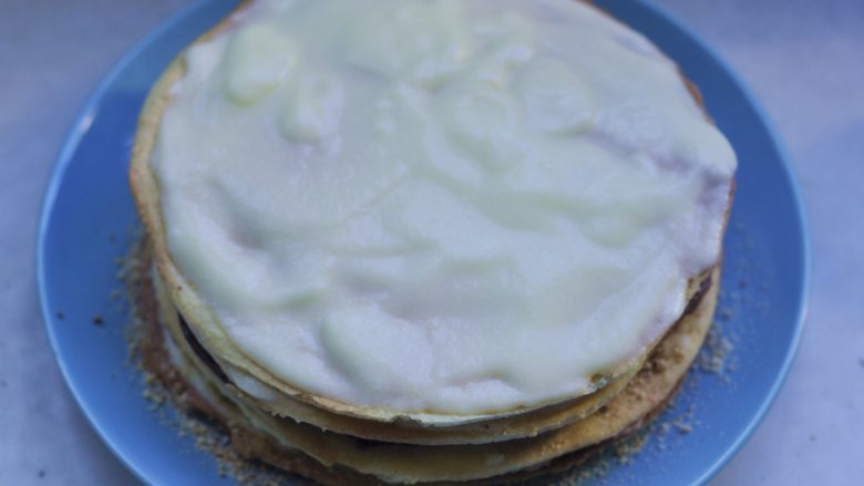 俄罗斯千层蜂蜜蛋糕,取一张饼皮，在上面均匀抹上奶油   