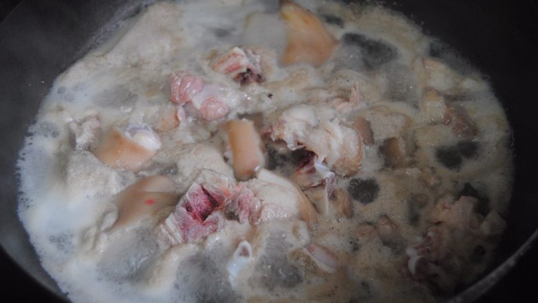 莲藕猪蹄汤,煮沸2分钟，翻滚下